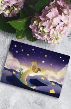 carte postale illustrant un petit fennec sur une lune tombée en plein desert