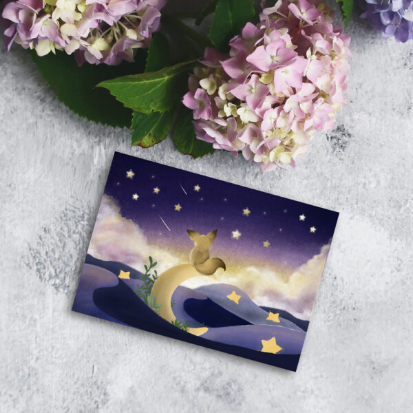 carte postale illustrant un petit fennec sur une lune tombée en plein desert