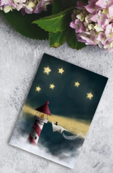 Carte postale illustrant un phare sous les étoiles, un avion de papier volant vers lui