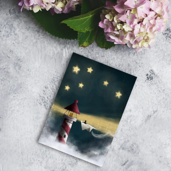 Carte postale illustrant un phare sous les étoiles, un avion de papier volant vers lui